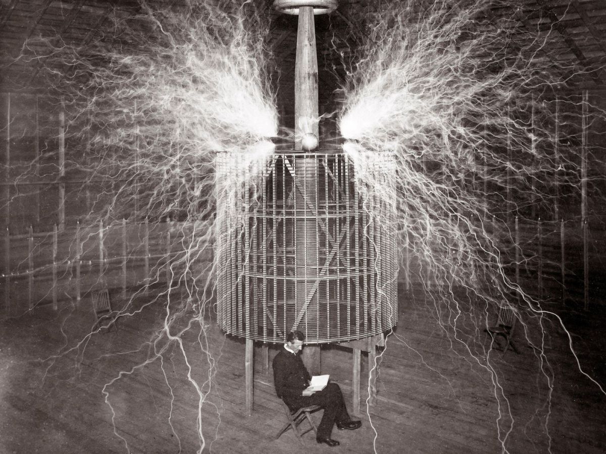 LA SCOPERTA OLTRE IL RISCONTRO SCIENTIFICO: NIKOLA TESLA E LA CORRENTE&nbsp;ALTERNATA