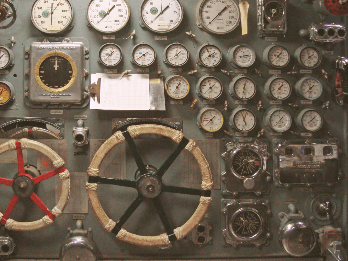 LA MACCHINA DELLA REALTA’: DAL ROMANZO DI GIBSON E STERLING ALLA RIVOLUZIONE ODIERNA DELL’INTELLIGENZA ARTIFICIALE